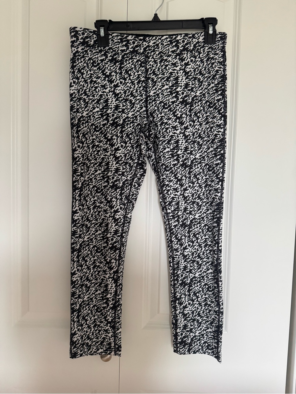 NWT Nike Black & White Printed Cropped Leggings